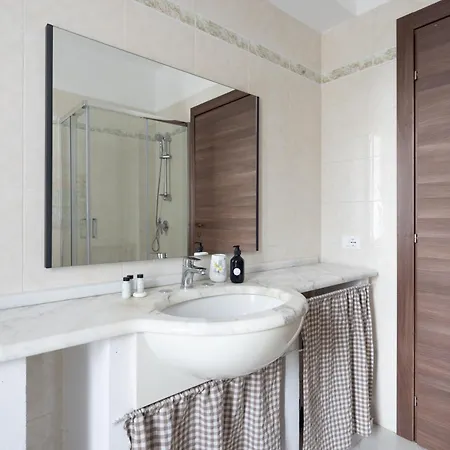 Roberto-4 Beds,ac Appartement